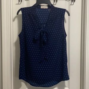 Blue sleeveless blouse with tiny arrow print